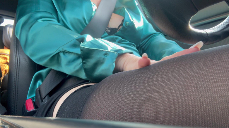 Step Mommy: Una miLF matura bollente si masturba in macchina durante la...