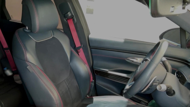 Alina Rai: Un extraño atrapó a mi madrastra masturbándose en el auto...