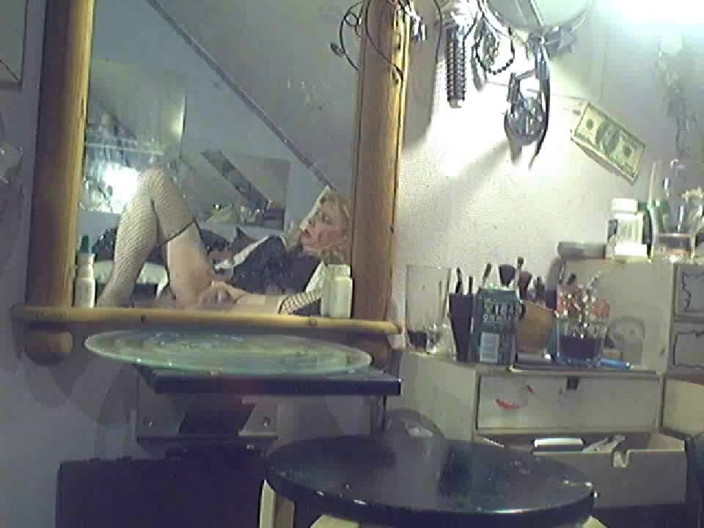 Bedbug: Riding my 18cm dildo (no audio)