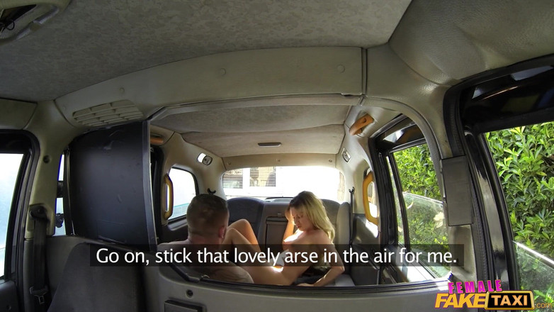 Female Fake Taxi: Жіноче фальшиве таксі - татуйований чувак дає водієві камшот на обличчя за проїзд