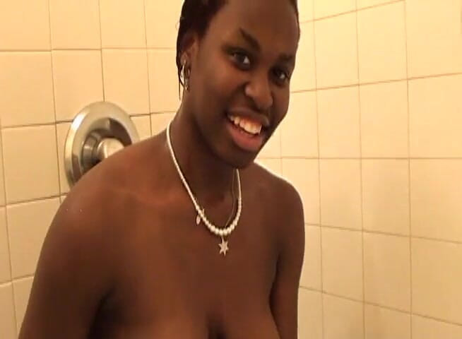 VOP Solo Babes: Tristina Millz se masturbe dans la salle de bain