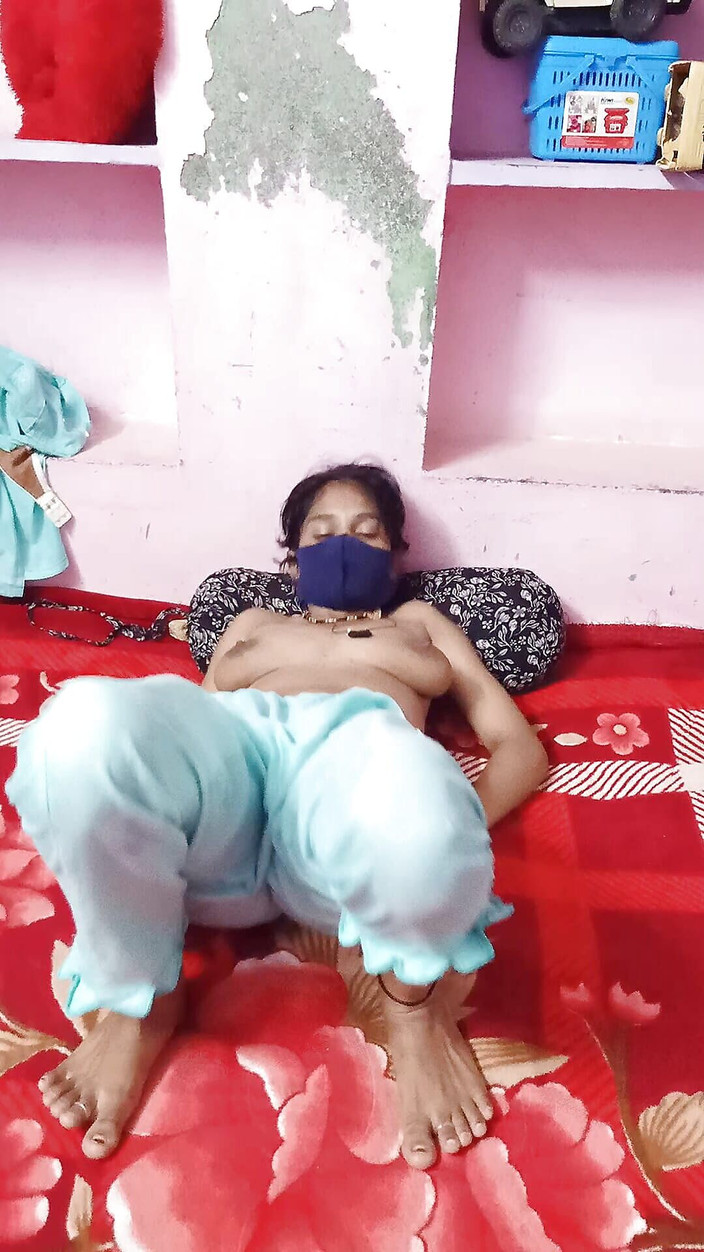 Couplemastiii: Mia cognata scuoteva la figa sul mio letto e squirtava...