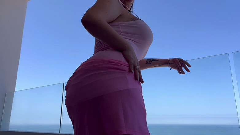 Kate jenn: Sousedka s prsatou a velkým zadkem mě zve do jejího...