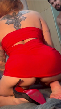 Isteri submisif blowjob mendalam dan dubur dengan dildo