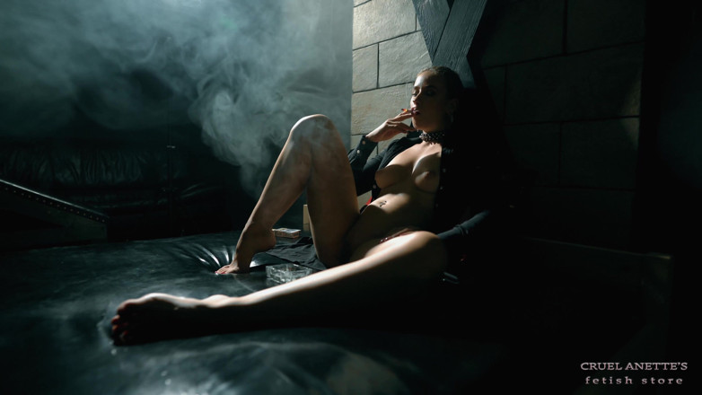 Cruel Anettes fetish world: Anette pe jumătate goală fumează