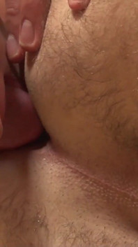 Vídeo exclusivo Bareback: Foda intensa entre gays quentes sensuais depois da festa de aniversário