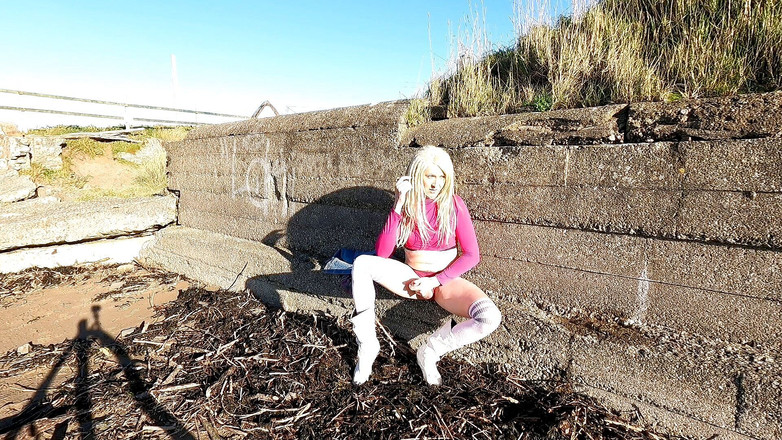 The Midnight Minx: Passeggiata sulla spiaggia 1