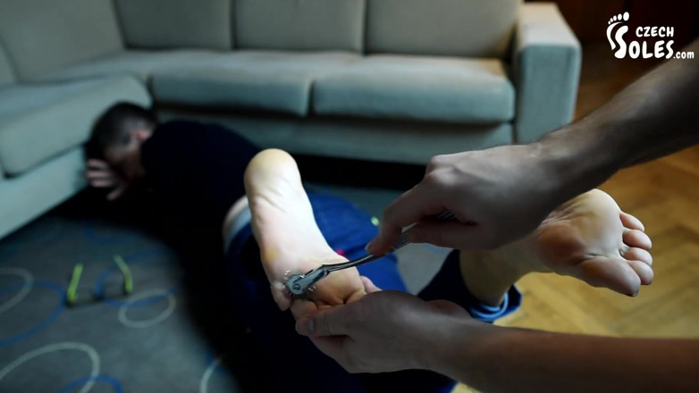 Czech Soles - foot fetish content: 裸足の成熟した熟女くすぐりの苦しみ