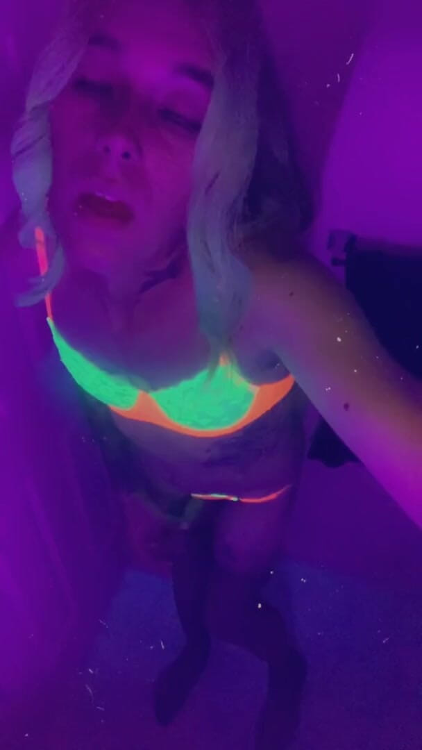 CarmenMelatonin: Sexy feestmeisje wil neuken