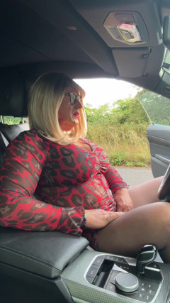 Sexy Crossdresser Kellycd2022 Enjoying an Afternoon Drive a Little Pit Stop Break thumbnail