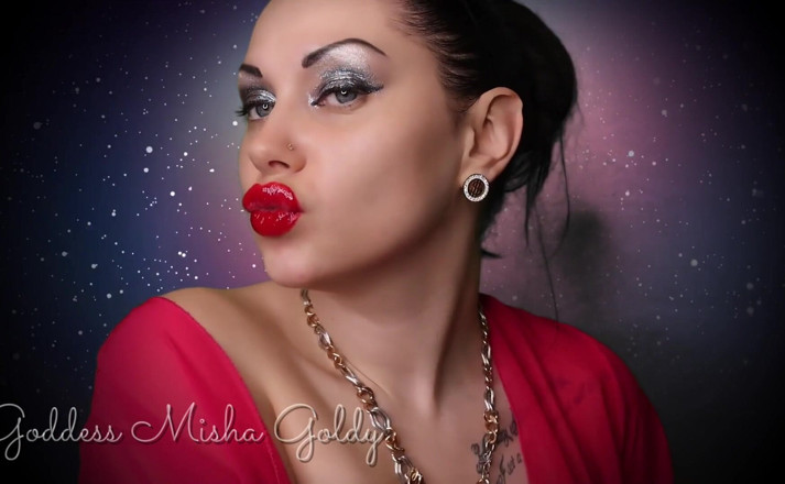 Goddess Misha Goldy: Şehvetli kırmızı dudaklarım erkek arkadaşımın yarağı üzerinde iyi hissettiriyor, ama senin...