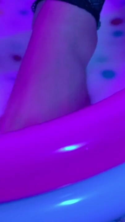 Evol Feet: رافا يونيكورنيو تحب إثارة عشاق الأقدام وهي تغسل قدميها بالحليب