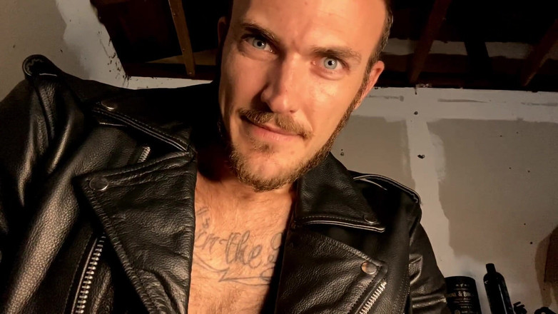 Christian Wilde: Крістіан Уайлд курить і тримає вас у своєму гаражі