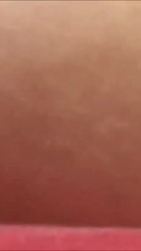Si rambut coklat miang menghisap dan mengongkek zakar keras
