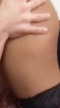 Büyük yaraklı latin ladyboy partiden sonra otelde bir yabancıyı götten sikiyor
