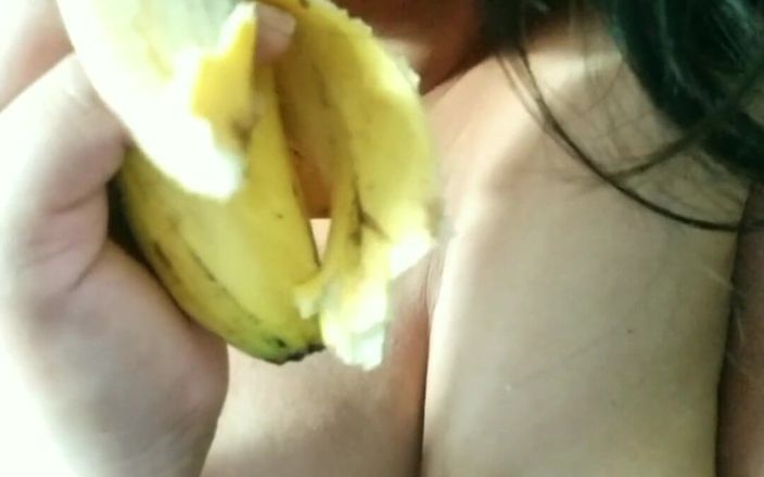 Carla Villalobos: Milf żona w fetyszowych stringach masturbuje się bananem
