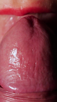 En primer plano de la diosa Anya Queen, vista oral extrema y asmr mojado