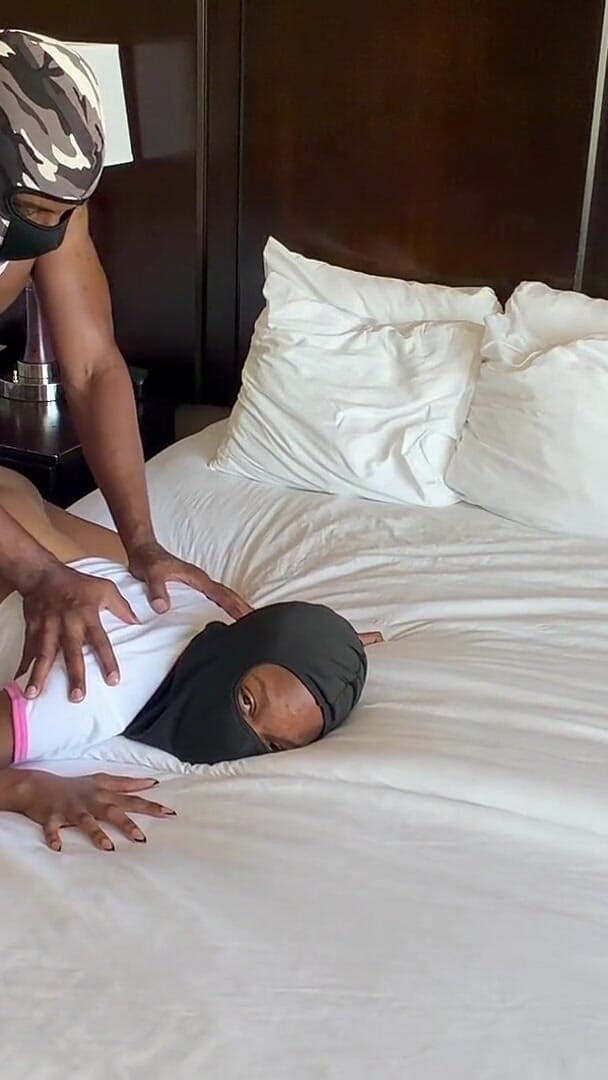 Onlyfanscushkingdom1: セクシーな女がセックスされる前に自分で遊ぶ!