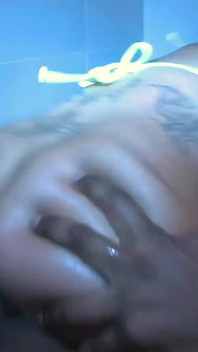 La sexy bionda con grandi tette porno delta white si scopa un bbc sotto la doccia
