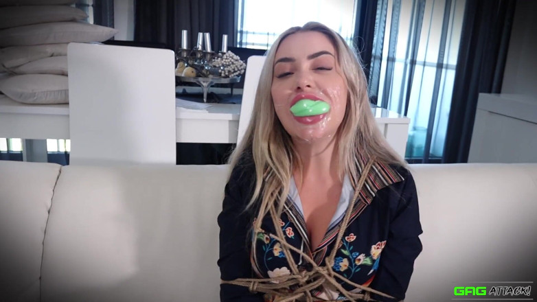 Gag Attack: Aubrey - zwaar vastgebonden en meerdere kokhalzen