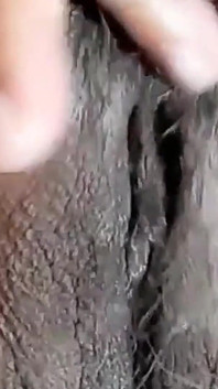 Masturbiere meine haarige muschi! Es fühlt sich so gut an, dass ich einen orgasmus hatte!