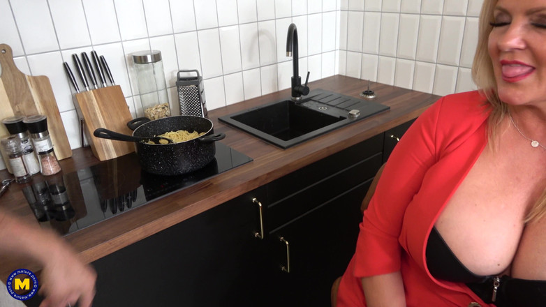 Mature NL: Tetona Alemana MILF Krizzi Follada Después De Cenar