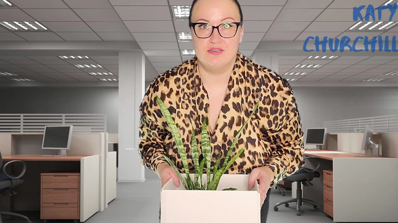 Katy Churchill: Secretaria chupa y folla al jefe para recuperar su trabajo
