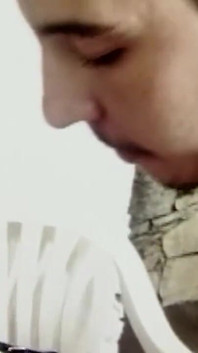 รุ่นแม่น่าเย็ดผมสีน้ําตาลแดงดูดและขี่คนรักของเธออย่างหลงใหล