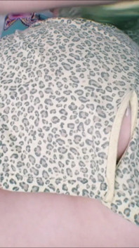 Ragazza teenager che gioca con la figa sul letto dopo il college