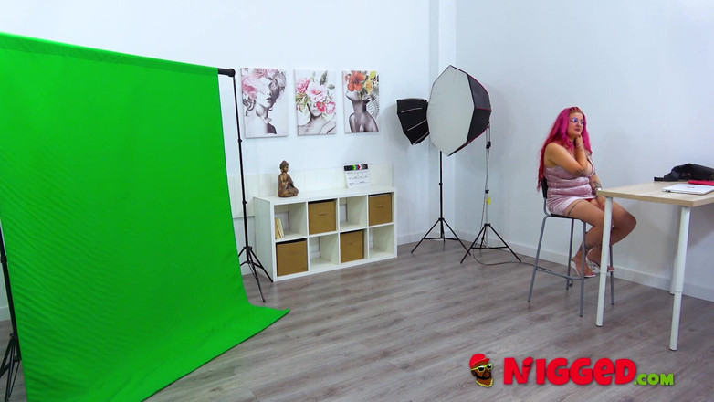 FAKings Black Fix: Рыжеволосая хочет чёрный член Лефа, и хочет его сейчас. Ребека доила BBC в притворстве чёрной подставки