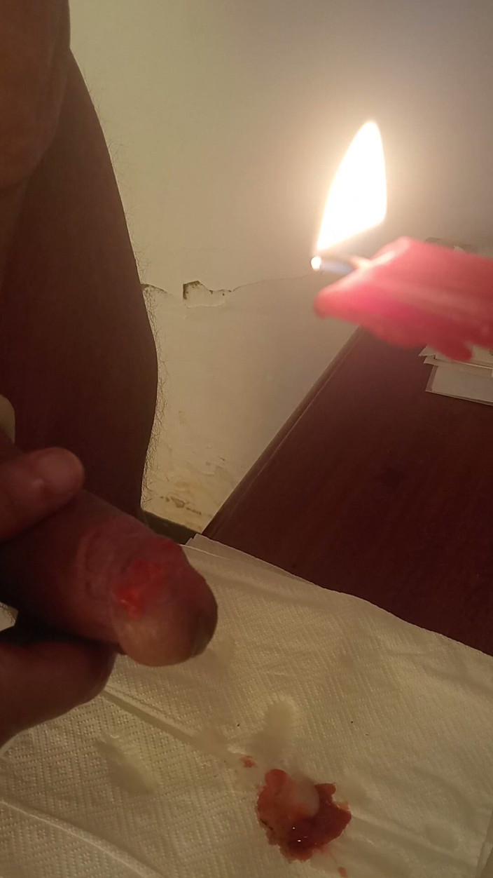 LoveCumInMouth: Yarak üzerinde ateşli mum ağdası boşalıyor