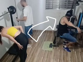 Ksalnovinhos: Une femme trompe son mari à la salle de sport juste à...