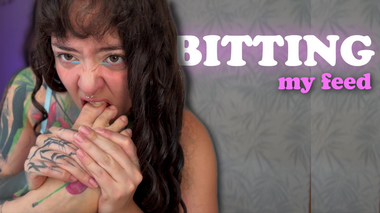 Pedazodchicle: Mädchen mit zwei zungen beißt in ihre zehen