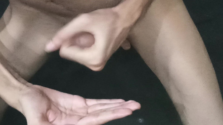 Mubasharali00: Un jeune garçon masturbe une grosse bite