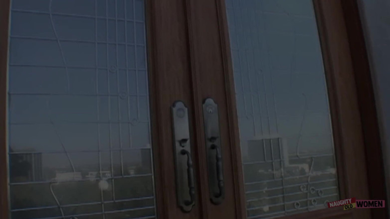 Naughty old women: L'vogliosa miLF de bella viene afferrata, baciata, sfregata e scopata...