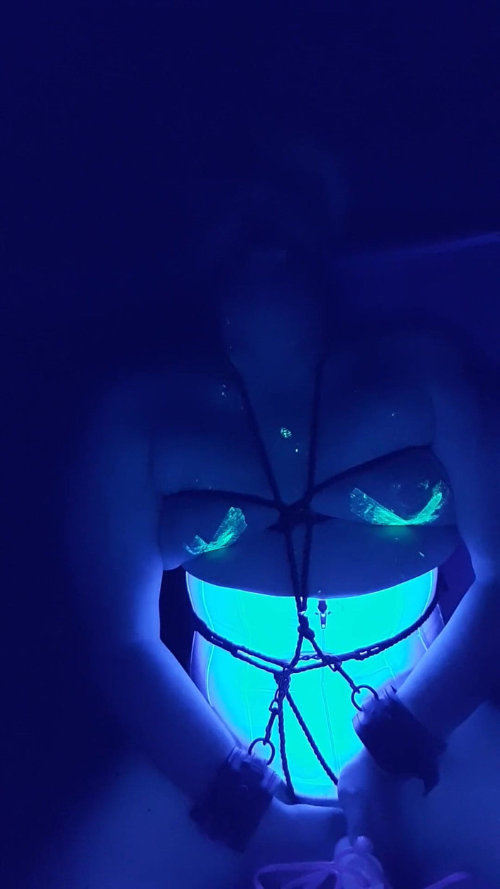 Roxxie rae page: Vlastní svazování s černým světlem