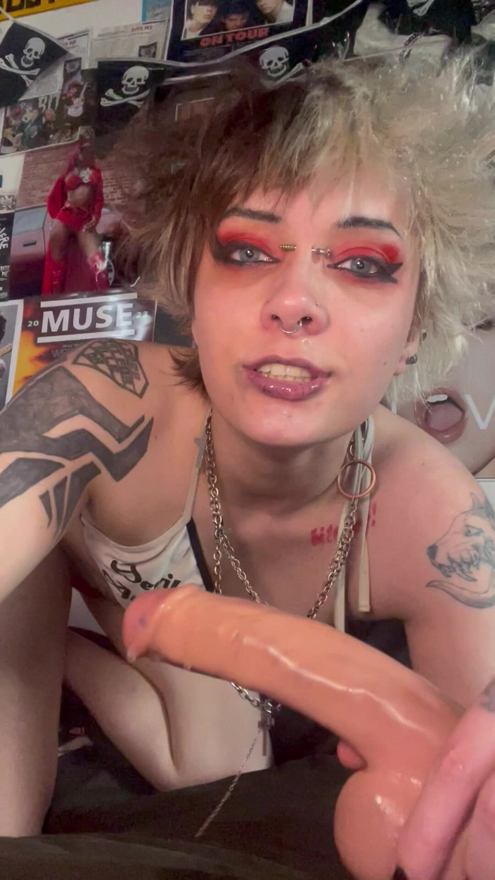 Glitterqueen1999: Готесс с длинным языком, фетиш со слюнями