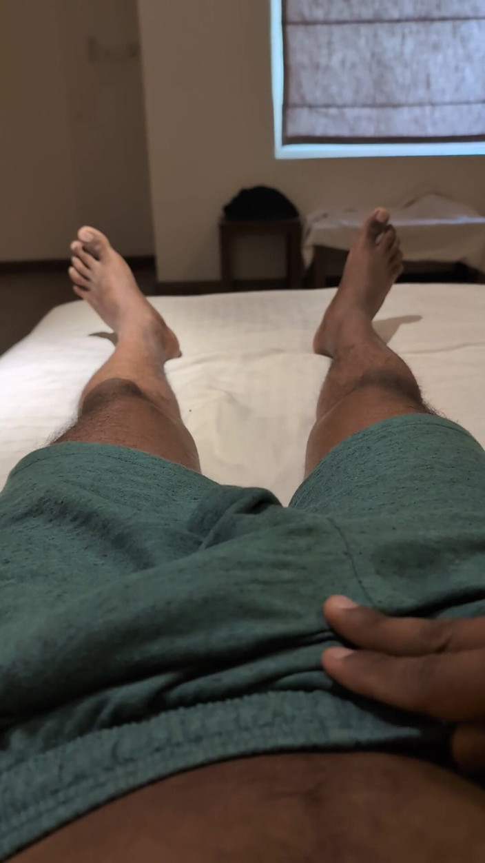 Mrhorny4u96: Lelaki panas melancap dengan pracum sendiri sehingga pancutan mani besar