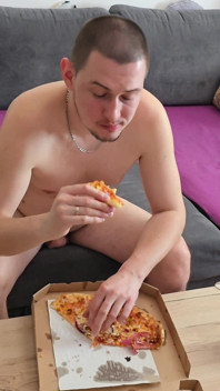 Menjilat pizza dan menonton TV sepenuhnya berbogel