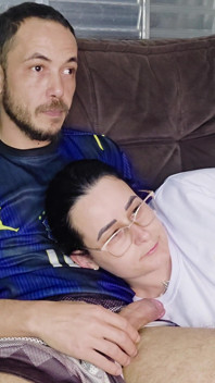 Adik tiri digoda sama abang tirinya sendiri waktu lagi nonton pertandingan brasil