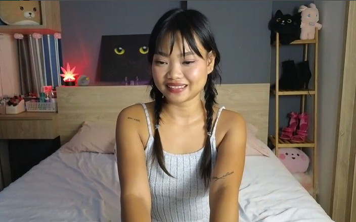 Cupcake: Solo kamera dziewczyna cipki dokuczać z Dildo