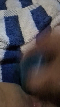 Rekaman seks solo tante seksi lagi asik muncrat pakai dildo baru
