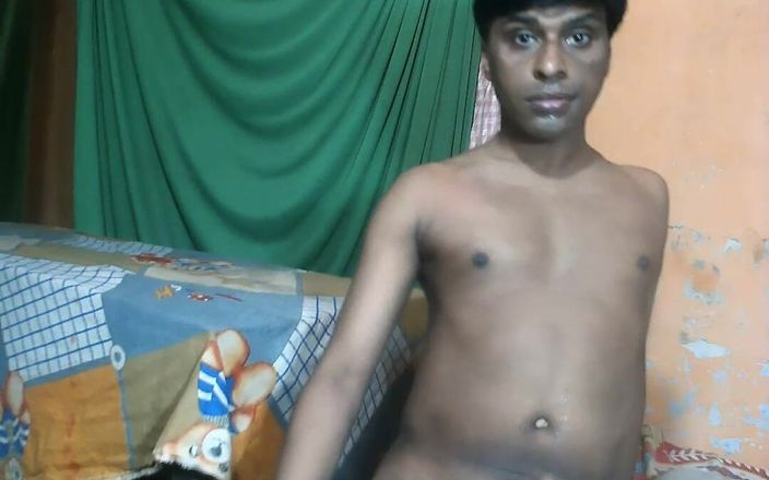 Indian desi boy: 印度男孩玩弄鸡巴并吐口水