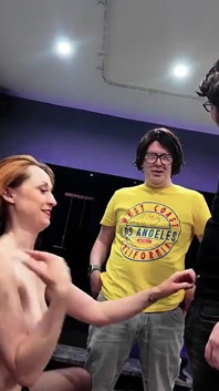 Lily Kink - une bite suce une rousse