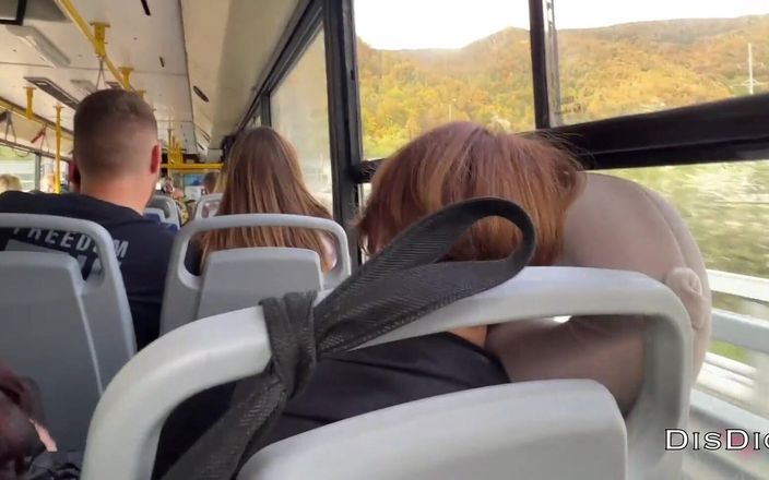 Dis Diger: Незнакомая девушка подрочила и отсосала мой хуй в автобусе, полном людей