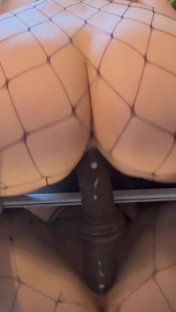 Cavalco il mio dildo fino a quando non lo sborro dappertutto