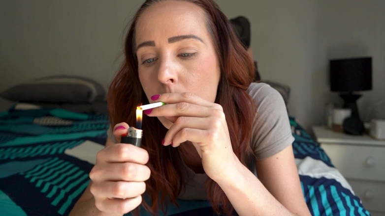 Alicia Robertz: Yakın çekim 120'lerin sigara içmesi
