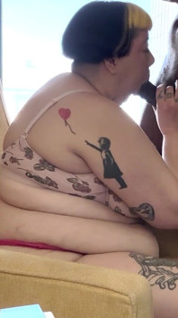 Tetona asiática grandota follada por polla negra