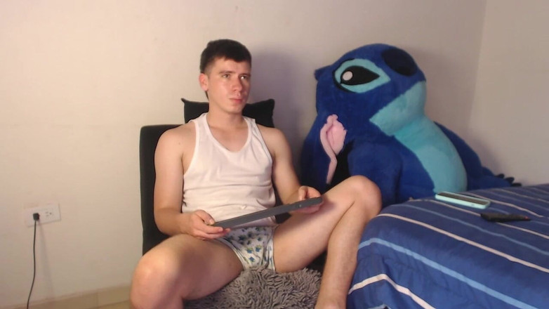 Icyhot707: Latino grote jonge masturbeert over een broek