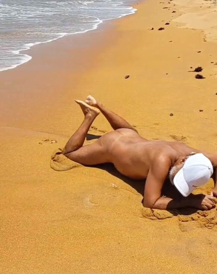 Ladysilvas: Ladysilva Femboy pekada am strand zeigt ihren heißen gebräunten arsch...